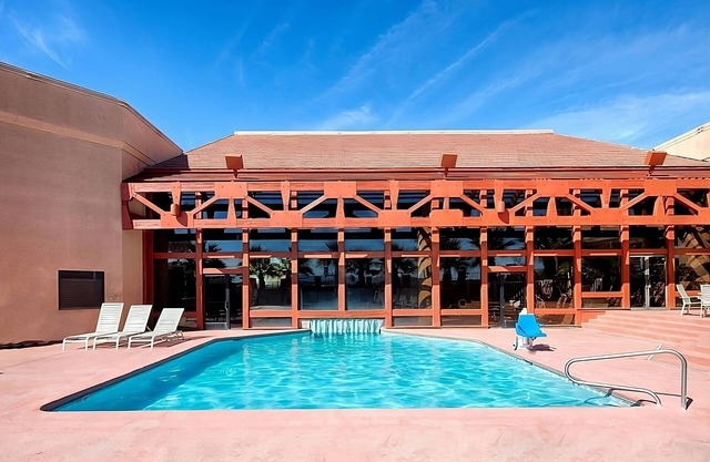 Relaxing Stay at Red Lion Hotel St. George! Free breakfast, Pool, Restaurant!