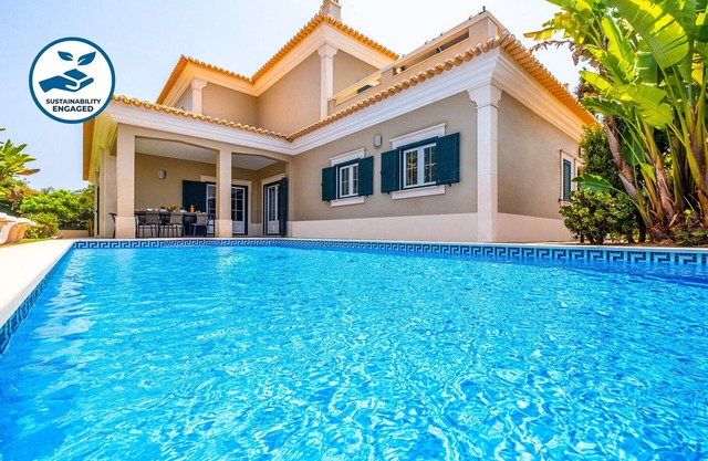 Relaxing stay w/heatable pool & BBQ