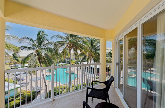 Relaxing Studio w/Resort Views, Pool Access & Bar - Perfect for Couples