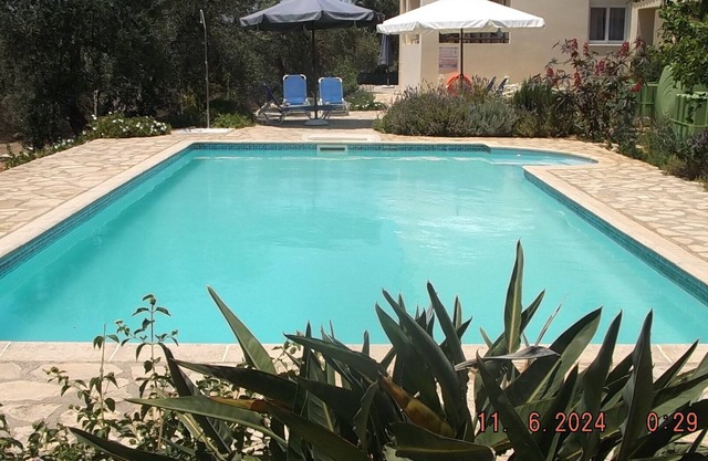 Relaxing stunning villa, wonderful views , large pool, n short walk to village.