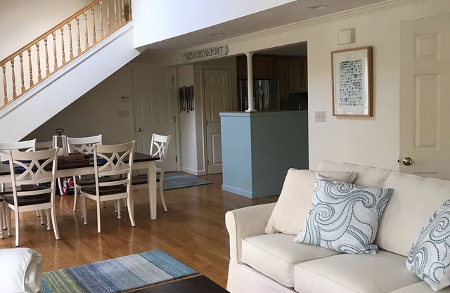 Relaxing, sunny home, peaceful wooded setting, 10 minutes to Goose Rocks Beach!