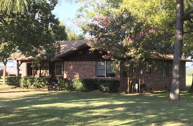 Relaxing three bedroom house on our working cattle ranch just outside city limit