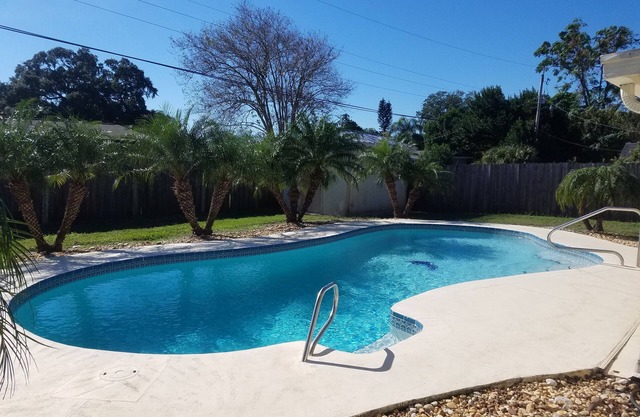 Relaxing Tropical Pool Home Close to Beach and Disney