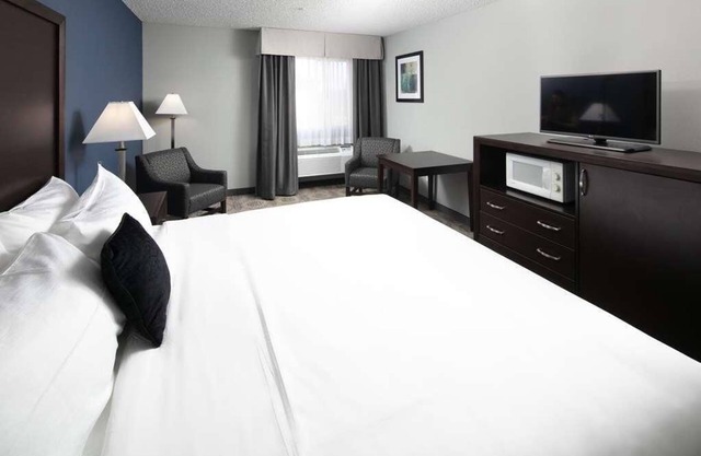 Relaxing Vacation in Red Lion Inn & Suites Sequim! Pool, Free Breakfast