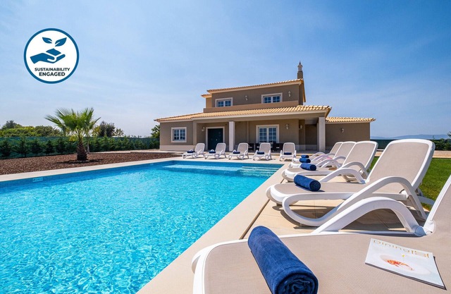 Relaxing villa w/BBQ & heatable pool, Albufeira