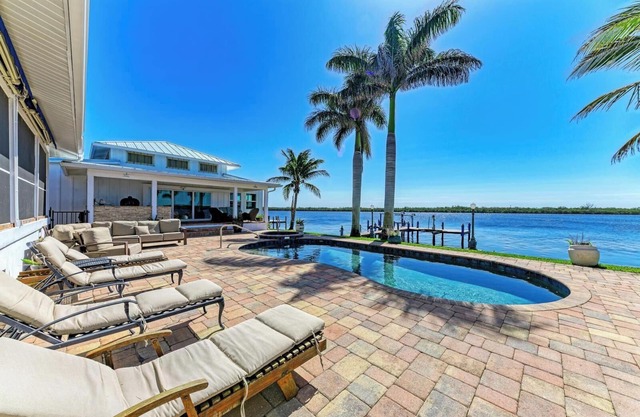Relaxing Water Front Escape 3-bedroom house