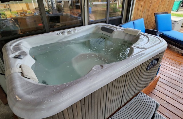 Relaxing Water Front Cottage w/Hot Tub
