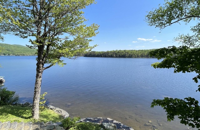 Relaxing waterfront cabin getaway in the Groton State Forest