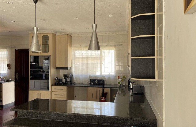 Remarkable 5-bed House in Springs & Nigel