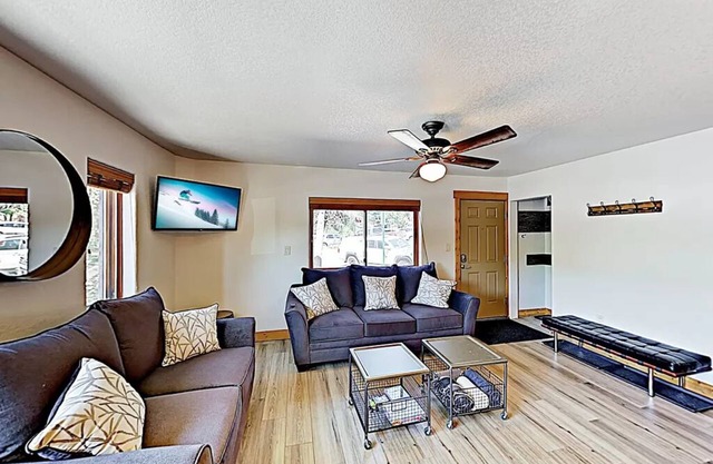 Remodeled 2 Bedroom Downtown Condo sleeps 6!