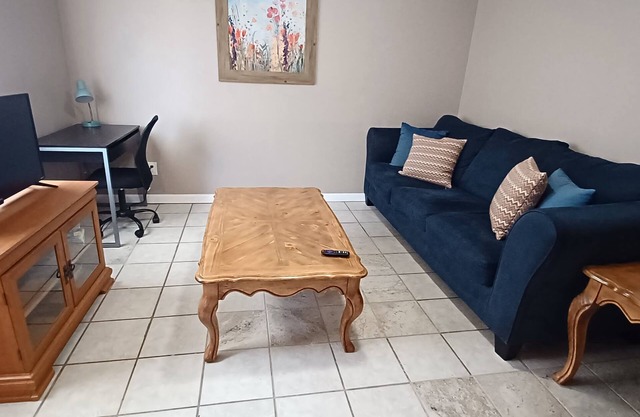 Remodeled 2br apt with AC,washer, Wifi, near UNM,hospitals,CNM,airport,I-25