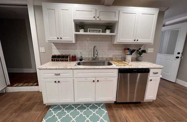 Remodeled and Convenient Downtown High Springs Retreat