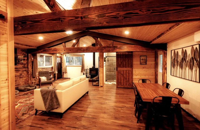 Remodeled cabin w/Hot Tub, Bunk house on 2 acres!