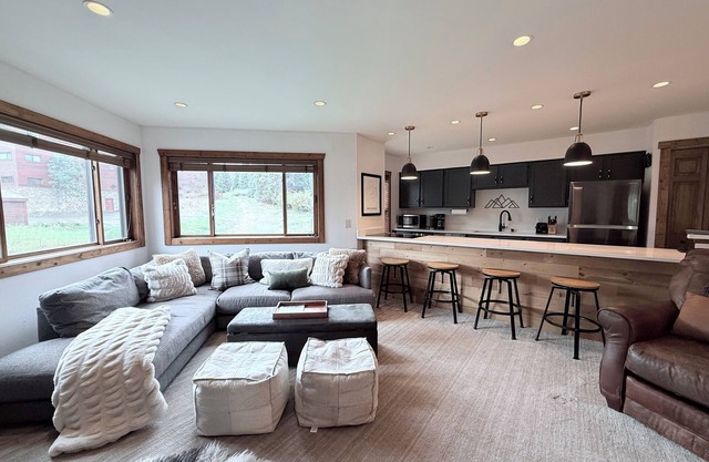REMODELED Cozy Mountain Modern Ski-in 1 block to Heart of BreckenridgenHot Tubs