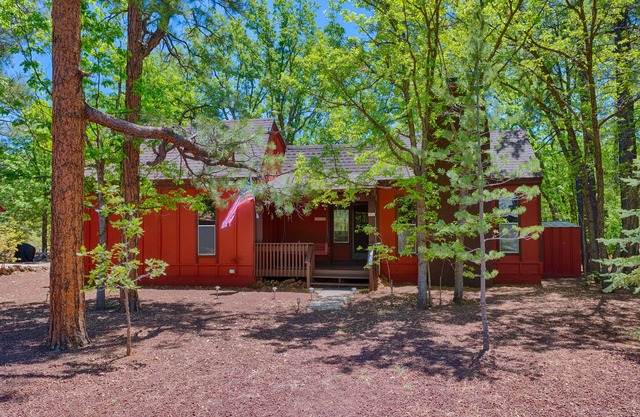Remodeled - Cute Family Cabin in Pinetop Country Club, Dog friendly