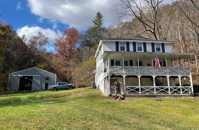 Remodeled Farmhouse 150 acres - Minutes from Escatawha Farms Fly Fishing