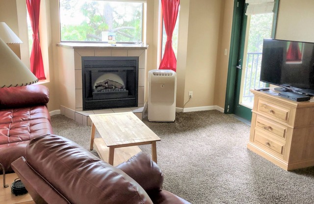 Remodeled Fully Furnished Barefoot Resort Condo at Terry Peak!
