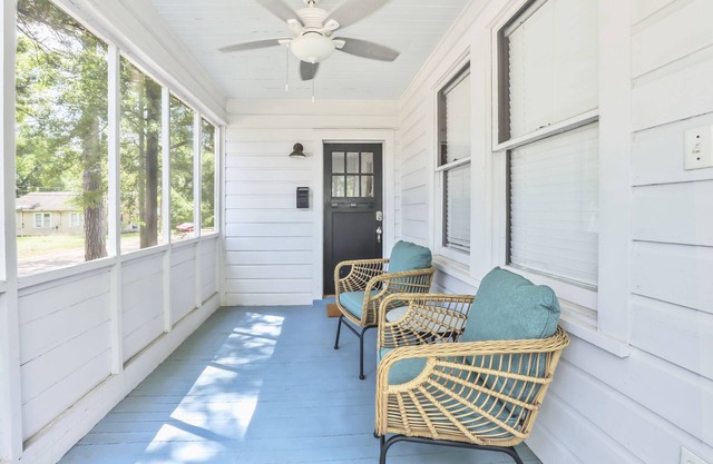 Remodeled Historical Apartment in safe, convenient area. Comfortable Furnishings