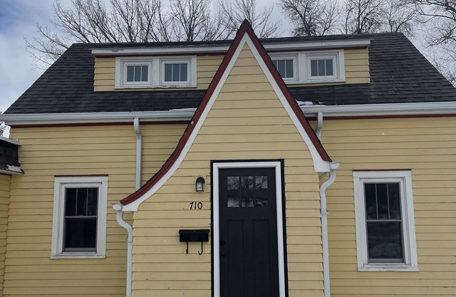 Remodeled home in the middle of town driving distance to lakes!
