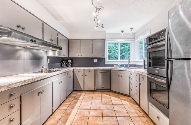 Remodeled home with large yard & kitchen in lovely forest setting - dog-friendly