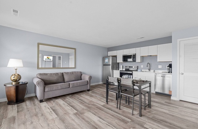 Remodeled Lakefront Condo | Swim-Up Bar, Tiki Bar & Full Marina Access!