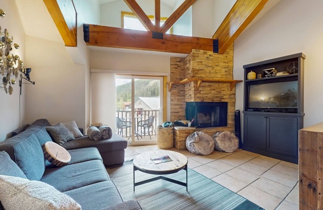 Remodeled Main Street condo with balcony & fireplace - walk to lifts and dining
