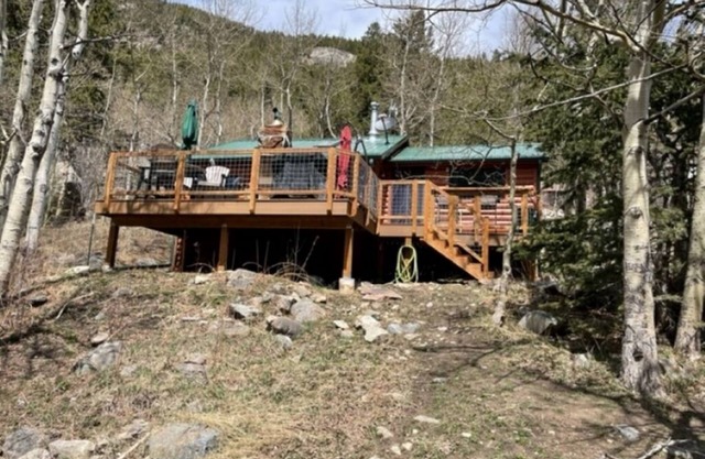 Remodeled miners cabin,snug & warm. Tucked right next to Lake Eldora Ski Resort.