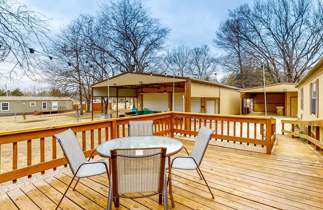 Remodeled retreat w/firepit, deck, & boat parking