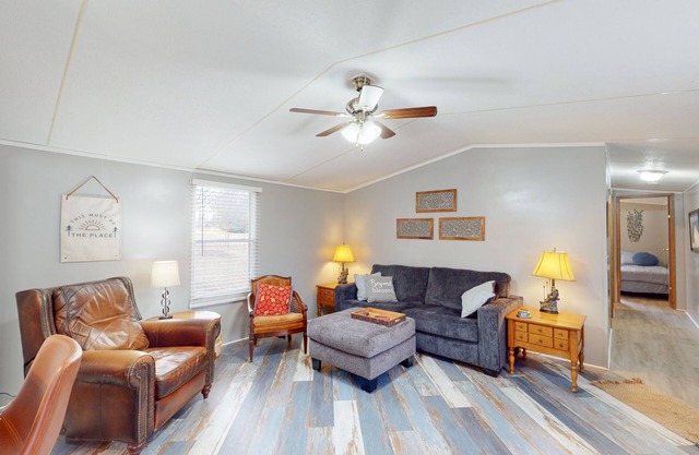 Remodeled retreat with firepit, deck & boat parking