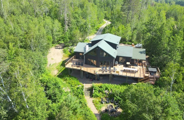 Remodeled Secluded 7 bedroom Lodge in the heart of Black Bay on Lake Vermilion