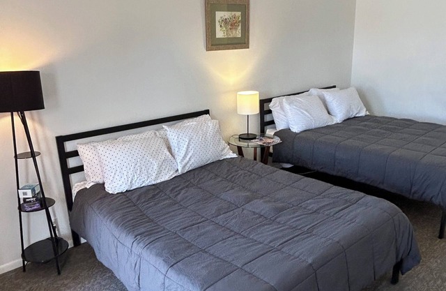Remodeled two queen bed unit 11 studio with AC, Heat and fast WiFi in Fillmore