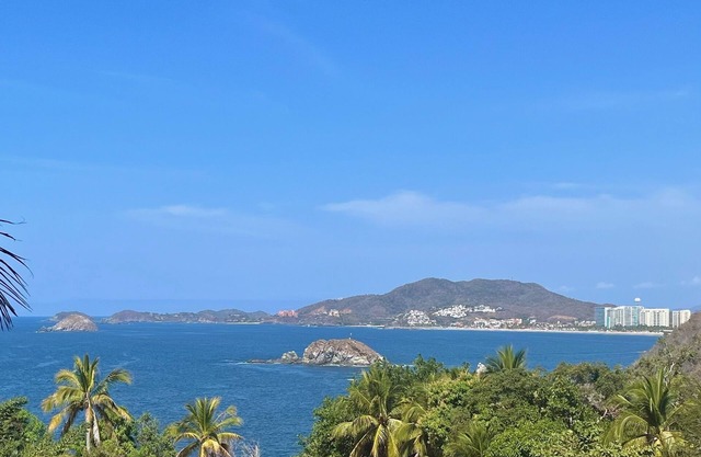 Remodeled villa, just a short walk to the public beach and town!