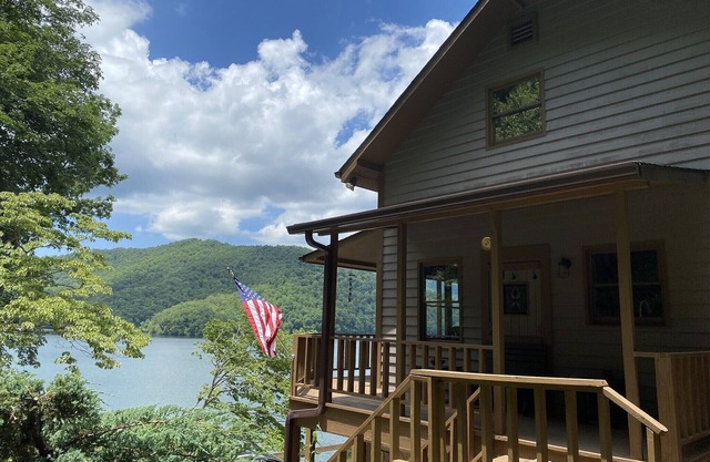 Remodeled waterfront home with new private dock on Lake Nantahala!