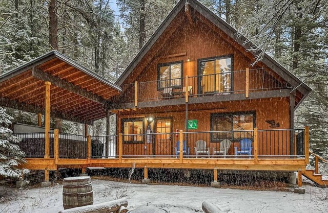Remodeled Woodsy Cabin w/Hot Tub & Relaxing Deck