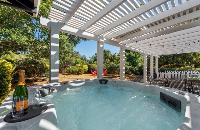 Remodeled Zen Retreat w/Hot Tub. Minutes to Wineries, Golf & Sonoma Plaza