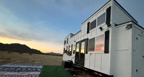 Remote Modern Tiny House with Deck, BBQ and Mountain Views in Arizona