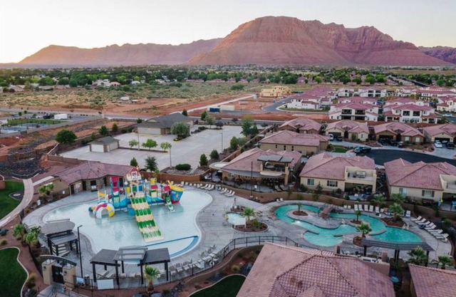 Rendezvous @ Paradise Village | Pool & Splash Pad | Private Hot Tub & Fire Pit