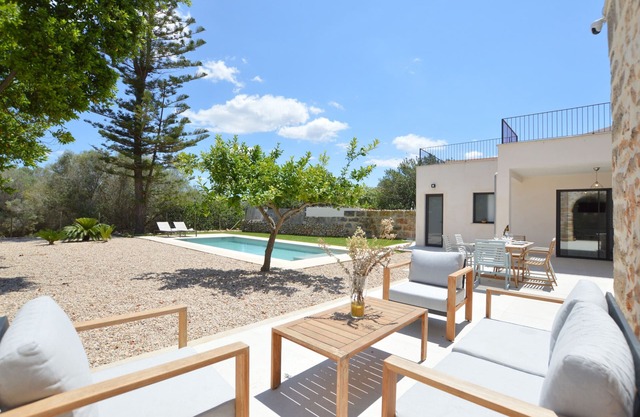Renewed House with Pool in the Middle of the Island