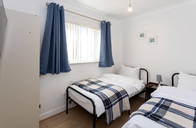Renfrew House: 5 minutes from M61, Large Detached House with 5 Bedrooms
