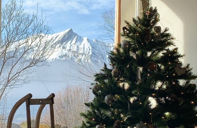 Renovated farmhouse, mountain view, close to lakes and hiking trails, brazier, garden