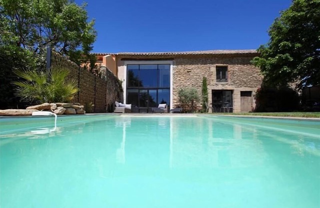 Renovated Provençal farmhouse in a quiet environment, with pool