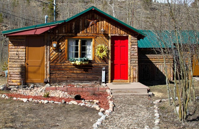 Renovated 1940's Cabin Located in a Peaceful Grand Lake Village Location
