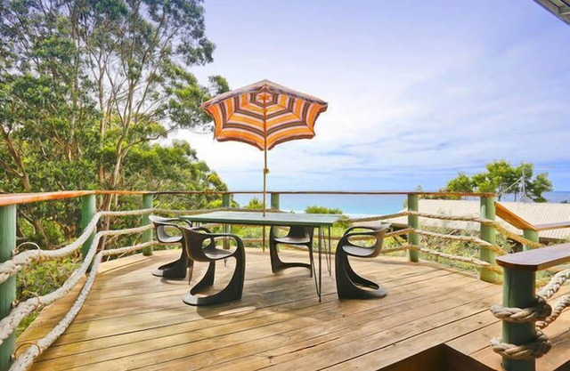 Renovated 1950s beach shack. Private with magnificent ocean view