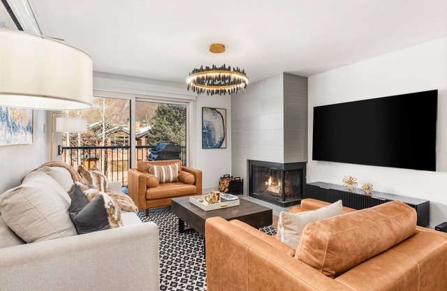 Renovated 2 BR/2 BA In Town with AC!