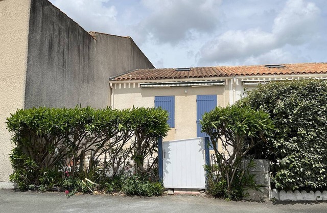 Renovated 2-Room House, 350m from Beach, Private Garden, Parking, Sleeps 4