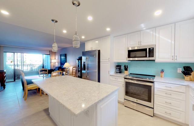 Renovated 2 Story 2 bed 2 bath Cabana Unit w/On-Site Dolphin Tiki!