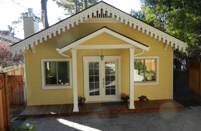Renovated 2BR, 2 Ba + Den Carmel Charmer - Gingerbread Cottage