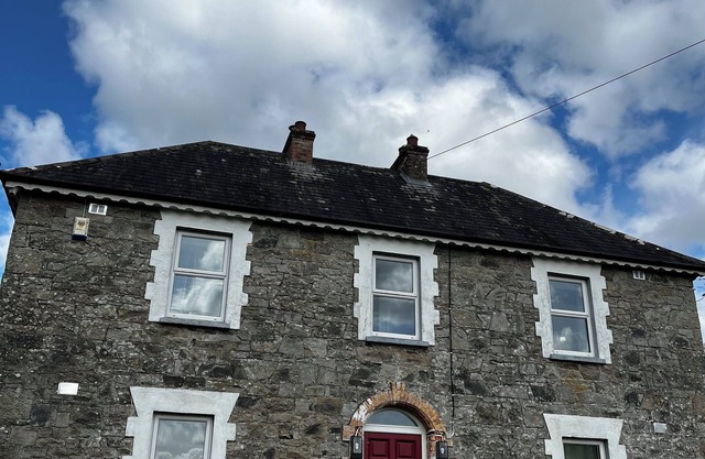 Renovated 4-bedroom farmhouse in near Lough Derg & Scarriff with WiFi