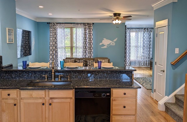 Renovated 4 Bedroom Townhome West OC Pool Sleeps 10