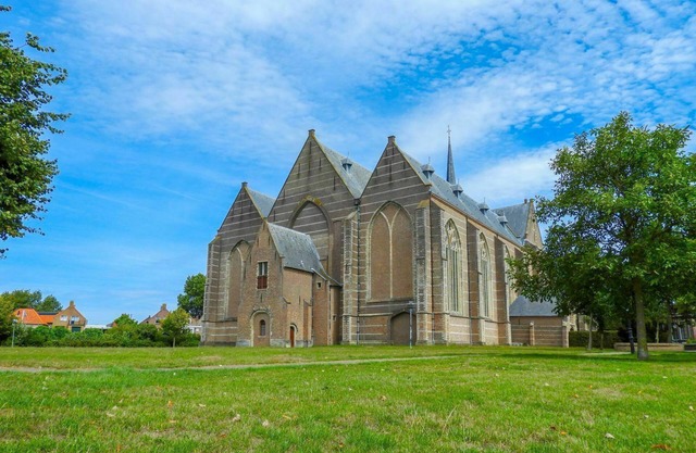 Renovated 4-person (3 adults and 1 child) holiday home in the Brouwershaven center